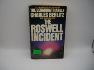 Item #128957 The Roswell Incident. Charles Berlitz, William Moore